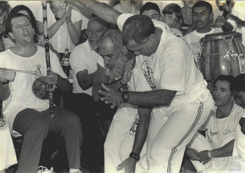Mestre Nô jogando capoeira em uma liga de mestres