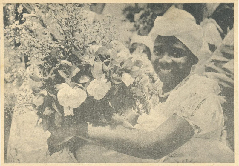 Fotografia de uma candomblecista com flores