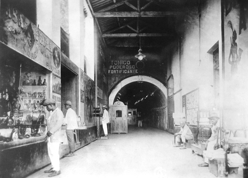 Rua comercial com pessoas negras fazendo compras e vendas