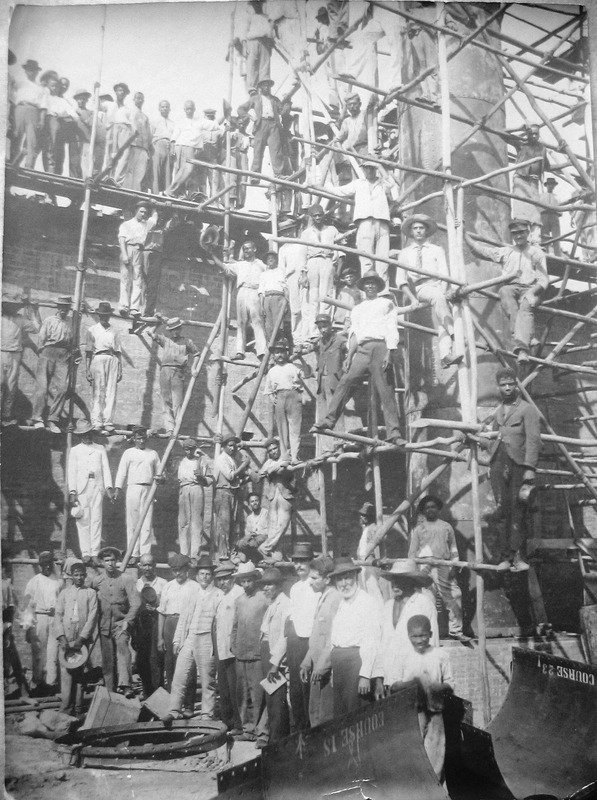 Trabalhadores negros posando para uma foto em uma construção