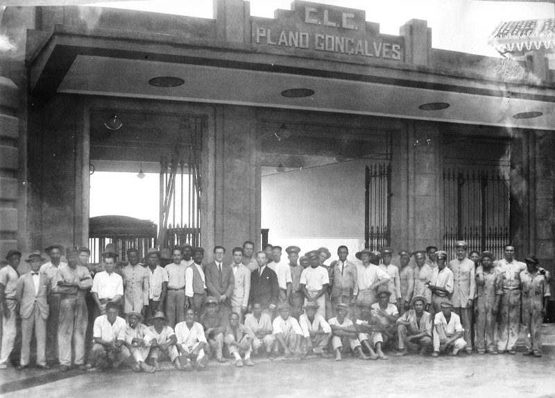 Trabalhadores do Plano Inclinado Gonçalves posando para uma foto.
