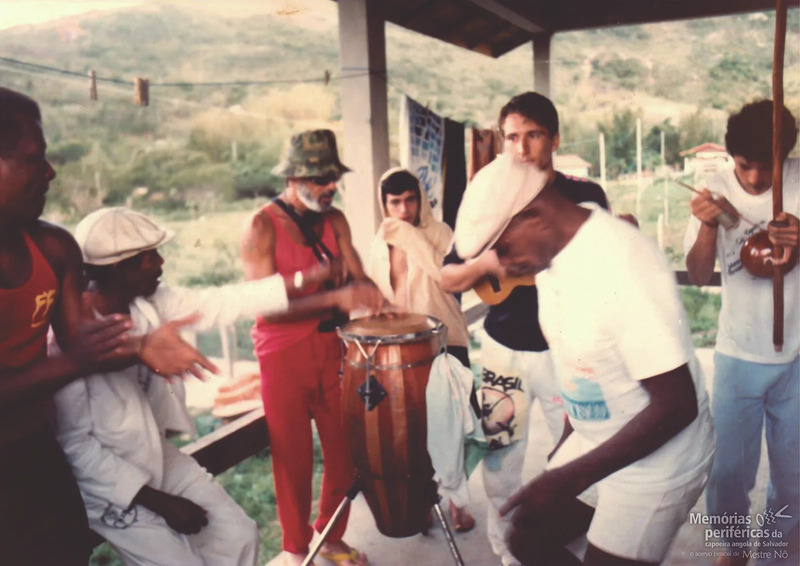 Mestre Nô tocando atabaque em uma roda de capoeira