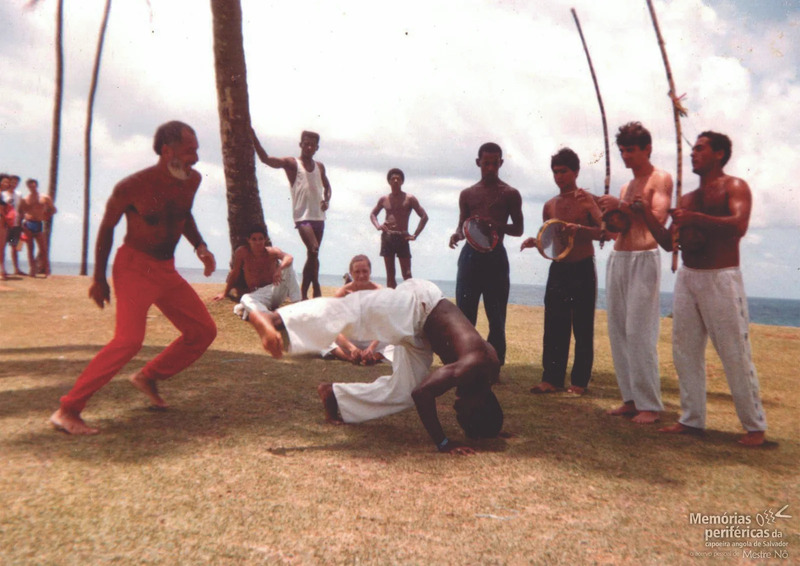 Roda de capoeira ao ar livre proximo ao mar
