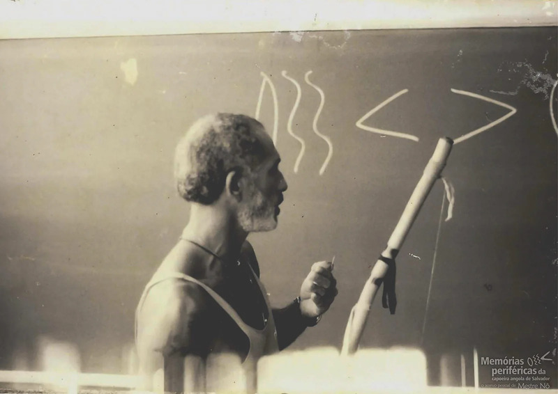 Mestre Nô tocando berimbau