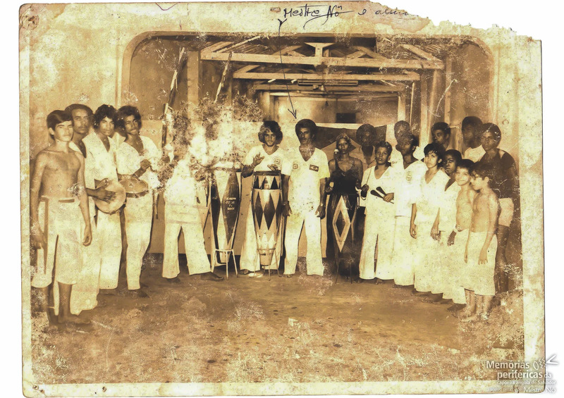 Fotografia em preto e branco de uma roda de capoeira com o Mestre No