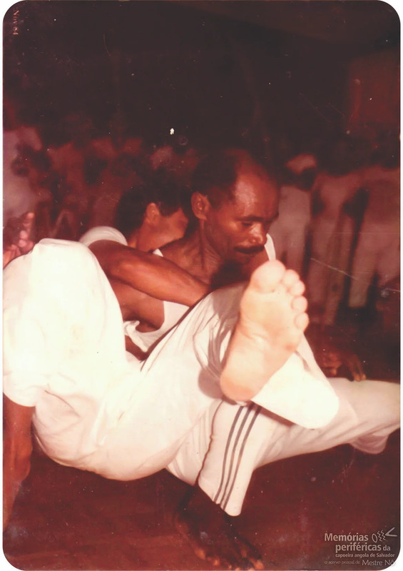 Fotografia de uma luta em roda de capoeira